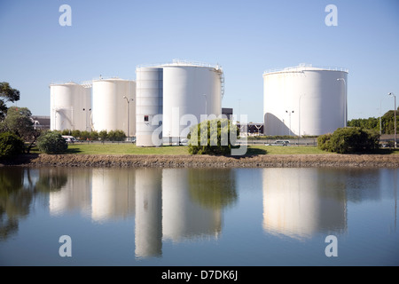 La riflessione di serbatoi di accumulo di carburante all'aeroporto di Sydney Foto Stock