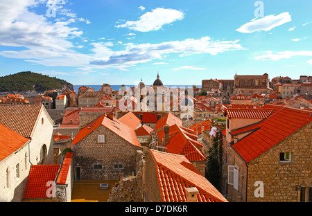 Vista di molti punti di interesse del centro storico della città di Dubrovnik, Croazia. Classico rosso sui tetti della città con il mare Adriatico Foto Stock