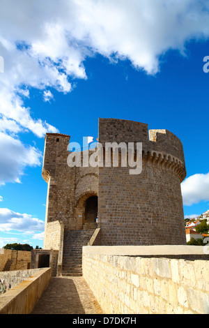 Torre Minceta del muro di difesa della città vecchia di Dubrovnik, Croazia con nuvoloso cielo blu Foto Stock