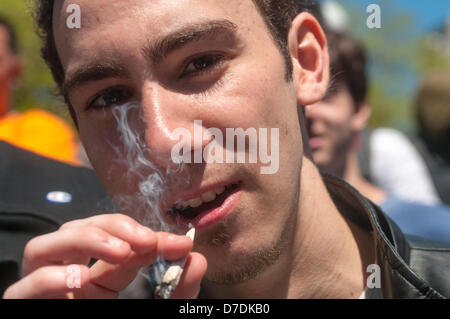 New York, Stati Uniti d'America. Il 4 aprile, 2013. Pot fumatori raccogliere in Union Square, per il quarantaseiesimo anniversario della Million Marijuana March, rally per la legalizzazione in New York Credito: Stacy Rosenstock Walsh/Alamy Live News Foto Stock