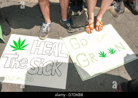 New York, Stati Uniti d'America. Il 4 aprile, 2013. Pot fumatori raccogliere in Union Square, per il 46° anniversario del milione di Marijuna Marzo, rally per la legalizzazione in New York Credito: Stacy Rosenstock Walsh/Alamy Live News Foto Stock