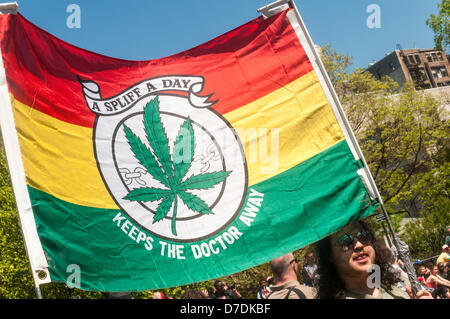 New York, Stati Uniti d'America. Il 4 maggio 2013. Pot fumatori raccogliere in Union Square, per il 46° anniversario del milione di Marijuna Marzo, rally per la legalizzazione in New York Credito: Stacy Rosenstock Walsh/Alamy Live News Foto Stock