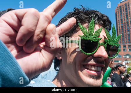 New York, Stati Uniti d'America. Il 4 aprile, 2013. Pot fumatori raccogliere in Union Square, per il 46° anniversario del milione di Marijuna Marzo, rally per la legalizzazione in New York Credito: Stacy Rosenstock Walsh/Alamy Live News Foto Stock