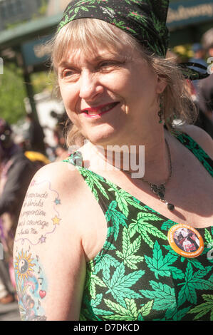 New York, Stati Uniti d'America. Il 4 aprile, 2013. Pot fumatori raccogliere in Union Square, per il 46° anniversario del milione di Marijuna Marzo, rally per la legalizzazione in New York Credito: Stacy Rosenstock Walsh/Alamy Live News Foto Stock