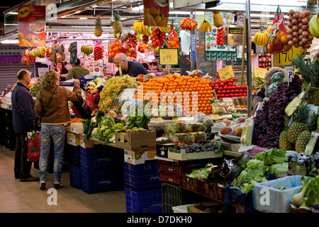 Barcellona, Spagna - Dicembre 5, 2011: People shopping nel mercato vicino a La Rambla di Barcellona. Foto Stock