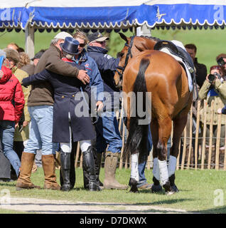 Badminton, UK. Il 4 maggio, 2013. Zara Phillips riceve un hig da suo padre Mark Phillips dopo che ha terminato la sua prova di dressage su alta unito alla Mitsubishi Motors Badminton Horse Trials, sabato 4 maggio 2013 Foto Stock