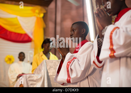 Cattolica romana in massa Mityana, Uganda, Africa orientale. Foto Stock