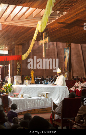 Cattolica romana in massa Mityana, Uganda, Africa orientale. Foto Stock