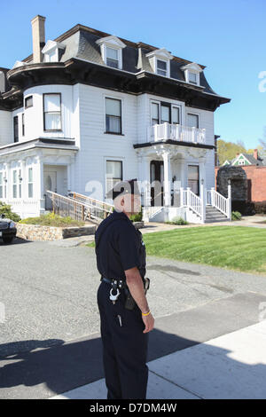 Worcester, Massachusetts, STATI UNITI D'AMERICA. Il 4 maggio, 2013. I membri del posto di polizia locale guardia al di fuori del Graham Putnam & Mahoney pompe funebri a Worcester, Massachusetts, sabato 4 maggio 2013 dove il corpo della Maratona di Boston il sospetto di bombardamenti Grande Timur Tsarnaev viene trattenuto come essa attende una sepoltura. Le pompe funebri secondo come riferito sta avendo difficoltà a trovare un crematorio che accetta il corpo del Grande Timur Tsarnaev. (Immagine di credito: credito: Nicolaus Czarnecki/ZUMAPRESS.com/Alamy Live News) Foto Stock