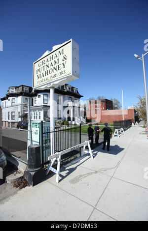 Worcester, Massachusetts, STATI UNITI D'AMERICA. Il 4 maggio, 2013. I membri del posto di polizia locale guardia al di fuori del Graham Putnam & Mahoney pompe funebri a Worcester, Massachusetts, sabato 4 maggio 2013 dove il corpo della Maratona di Boston il sospetto di bombardamenti Grande Timur Tsarnaev viene trattenuto come essa attende una sepoltura. Le pompe funebri secondo come riferito sta avendo difficoltà a trovare un crematorio che accetta il corpo del Grande Timur Tsarnaev. (Immagine di credito: credito: Nicolaus Czarnecki/ZUMAPRESS.com/Alamy Live News) Foto Stock