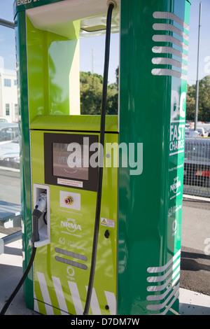 Dispositivo di ricarica per auto elettriche Street power EV per l'alimentazione di veicoli elettrici, Sydney, NSW, Australia Foto Stock