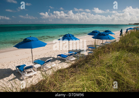 Sedie a sdraio e ombrelloni sulla spiaggia di Grace Bay in Providenciales, Turks & Caicos Foto Stock