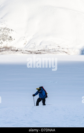 Sci di fondo su un lago ghiacciato in Alaska. Foto Stock