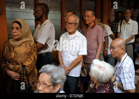 Kuala Lumpur, Malesia. Il 5 maggio, 2013. Gli elettori malese coda fuori un seggio per votare a Kuala Lumpur. Malesi hanno votato il 5 maggio in occasione delle elezioni politiche in quello che potrebbe essere il test più duri della coalizione di governo il 56 anno di presa di potere nel sud-est asiatico la terza più grande economia. (Immagine di credito: credito: Najjua Zulkefli/ZUMAPRESS.com/Alamy Live News) Foto Stock