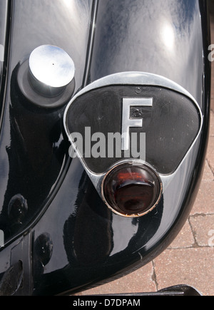 Francese internazionale targa automobilistica F su ripristinato Citroen Avante classico Lincoln auto da rally, England, Regno Unito Foto Stock
