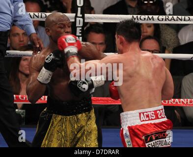 Las Vegas, Nevada, USA. Il 4 maggio, 2013. Floyd ''Strumenti'' Mayweather (oro/blk trunk) e Robert ''Il fantasma" Guerrero (rosso/bianco trunk) battaglia per il WBC welterweight del campionato mondiale il 4 maggio 2013 a MGM Grand Garden Arena di Las Vegas, Nevada. Mayweather permetterebbe di mantenere il suo titolo con una decisione unanime della giuria. (Immagine di credito: credito: Craig Durling/ZUMAPRESS.com/Alamy Live News) Foto Stock