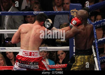 Las Vegas, Nevada, USA. Il 4 maggio, 2013. Floyd ''Strumenti'' Mayweather (oro/blk trunk) e Robert ''Il fantasma" Guerrero (rosso/bianco trunk) battaglia per il WBC welterweight del campionato mondiale il 4 maggio 2013 a MGM Grand Garden Arena di Las Vegas, Nevada. Mayweather permetterebbe di mantenere il suo titolo con una decisione unanime della giuria. (Immagine di credito: credito: Craig Durling/ZUMAPRESS.com/Alamy Live News) Foto Stock