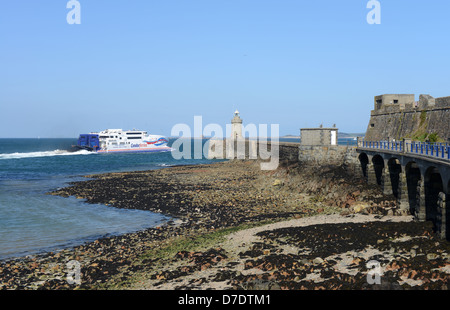 Condor catamarano lasciando St Peter Port Guernsey Foto Stock