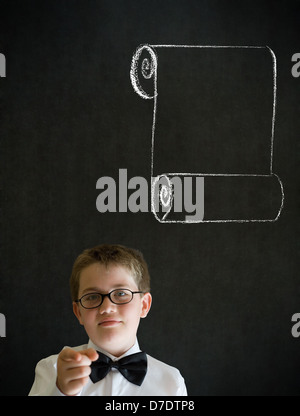 L'istruzione deve pensare boy vestito come uomo d affari con menu Chalk checklist di scorrimento su sfondo blackboard Foto Stock