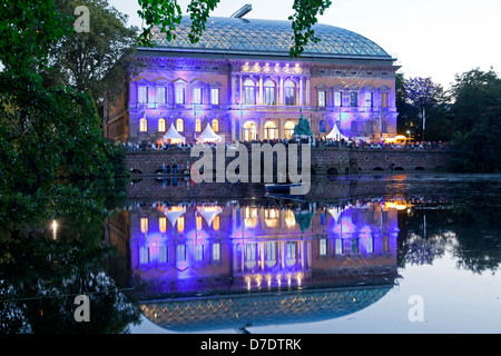 Edificio Staendehaus, illuminata per la festa delle luci, Kaiserteich pond, Duesseldorf, nella Renania settentrionale-Vestfalia, Germania, UE