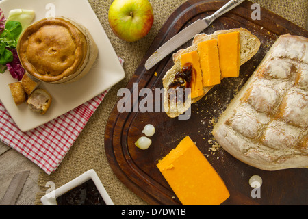 Plowman il pranzo di diffondersi da sopra con fette di pane Foto Stock