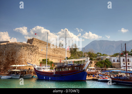 Il castello medievale e il porto di Kyrenia, Cipro. Foto Stock