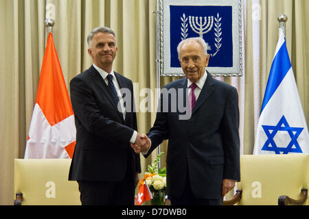 Gerusalemme, Israele. Il 5 maggio, 2013. Il presidente israeliano Shimon Peres (R) stringe la mano al Ministro degli Affari esteri della Svizzera e Vice Presidente della Confederazione svizzera, Didier Burkhalter (L), all'inizio di un lavoro diplomatico incontro presso i presidenti di residenza. Gerusalemme, Israele. 5-Maggio-2013. Il Presidente Shimon Peres ospita il Ministro degli Esteri della Svizzera e Vice Presidente della Confederazione svizzera, Didier Burkhalter, per un lavoro diplomatico riunione. I due discutere questioni centrali nella regione e a rafforzare la cooperazione. Foto Stock