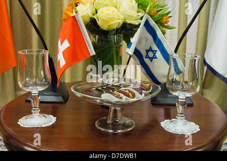 Gerusalemme, Israele. Il 5 maggio, 2013. Bandiere, bicchieri e petit fours impostato per un lavoro diplomatico riunione nel corso della quale il presidente israeliano Peres ospiterà la Ministra degli affari esteri Burkhalter presso i presidenti di residenza. Gerusalemme, Israele. 5-Maggio-2013. Il Presidente Shimon Peres ospita il Ministro degli Esteri della Svizzera e Vice Presidente della Confederazione svizzera, Didier Burkhalter, per un lavoro diplomatico riunione. I due discutere questioni centrali nella regione e a rafforzare la cooperazione. Foto Stock