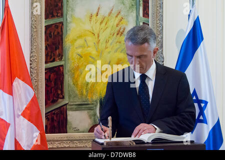 Gerusalemme, Israele. Il 5 maggio, 2013. La Ministra degli affari esteri e Vice Presidente della Confederazione svizzera, Didier Burkhalter, firma il libro degli ospiti in arrivo per i presidenti di residenza. Gerusalemme, Israele. 5-Maggio-2013. Il Presidente Shimon Peres ospita il Ministro degli Esteri della Svizzera e Vice Presidente della Confederazione svizzera, Didier Burkhalter, per un lavoro diplomatico riunione. I due discutere questioni centrali nella regione e a rafforzare la cooperazione. Foto Stock