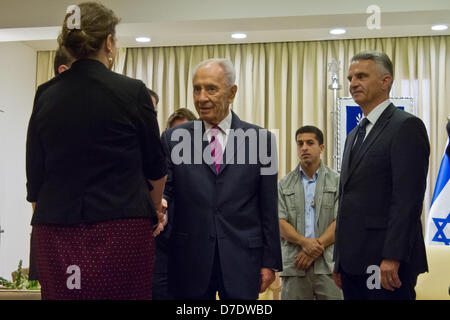 Gerusalemme, Israele. Il 5 maggio, 2013. Il presidente israeliano Shimon Peres (C) soddisfa la delegazione svizzera che accompagnano la Ministra degli affari esteri e Vice Presidente della Confederazione svizzera, Didier Burhalter (R), per un lavoro diplomatico incontro presso i presidenti di residenza. Gerusalemme, Israele. 5-Maggio-2013. Il Presidente Shimon Peres ospita il Ministro degli Esteri della Svizzera e Vice Presidente della Confederazione svizzera, Didier Burkhalter, per un lavoro diplomatico riunione. I due discutere questioni centrali nella regione e a rafforzare la cooperazione. Foto Stock