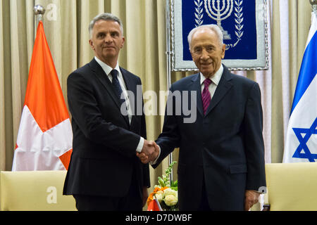 Gerusalemme, Israele. Il 5 maggio, 2013. Il presidente israeliano Shimon Peres (R) stringe la mano al Ministro degli Affari esteri della Svizzera e Vice Presidente della Confederazione svizzera, Didier Burkhalter (L), all'inizio di un lavoro diplomatico incontro presso i presidenti di residenza. Gerusalemme, Israele. 5-Maggio-2013. Il Presidente Shimon Peres ospita il Ministro degli Esteri della Svizzera e Vice Presidente della Confederazione svizzera, Didier Burkhalter, per un lavoro diplomatico riunione. I due discutere questioni centrali nella regione e a rafforzare la cooperazione. Foto Stock