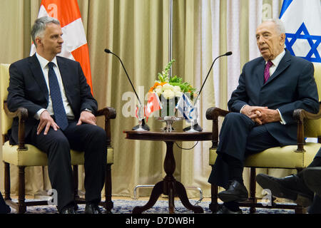 Gerusalemme, Israele. Il 5 maggio, 2013. Il presidente israeliano Shimon Peres (R) ospita il Ministro degli Affari esteri della Svizzera e Vice Presidente della Confederazione svizzera, Didier Burkhalter (L), per un lavoro diplomatico incontro presso i presidenti di residenza. Gerusalemme, Israele. 5-Maggio-2013. Il Presidente Shimon Peres ospita il Ministro degli Esteri della Svizzera e Vice Presidente della Confederazione svizzera, Didier Burkhalter, per un lavoro diplomatico riunione. I due discutere questioni centrali nella regione e a rafforzare la cooperazione. Foto Stock