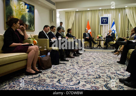 Gerusalemme, Israele. Il 5 maggio, 2013. Il presidente israeliano Shimon Peres (C-R) ospita il Ministro degli Affari esteri della Svizzera e Vice Presidente della Confederazione svizzera, Didier Burkhalter (C-L), per un lavoro diplomatico incontro presso i presidenti di residenza. Gerusalemme, Israele. 5-Maggio-2013. Il Presidente Shimon Peres ospita il Ministro degli Esteri della Svizzera e Vice Presidente della Confederazione svizzera, Didier Burkhalter, per un lavoro diplomatico riunione. I due discutere questioni centrali nella regione e a rafforzare la cooperazione. Foto Stock