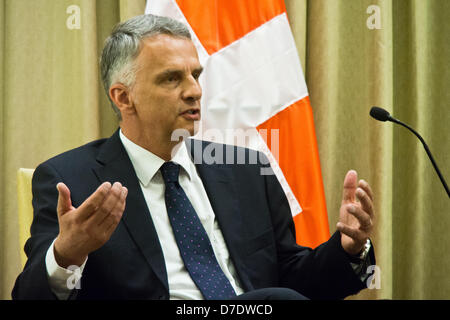 Gerusalemme, Israele. Il 5 maggio, 2013. Il ministro degli Affari esteri della Svizzera e Vice Presidente della Confederazione svizzera, Didier Burkhalter, grazie Presidente israeliano Peres per il suo benvenuto e fa una dichiarazione sulle questioni centrali della regione. Gerusalemme, Israele. 5-Maggio-2013. Il Presidente Shimon Peres ospita il Ministro degli Esteri della Svizzera e Vice Presidente della Confederazione svizzera, Didier Burkhalter, per un lavoro diplomatico riunione. I due discutere questioni centrali nella regione e a rafforzare la cooperazione. Foto Stock