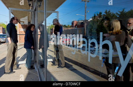 Huntington, New York, Stati Uniti d'America. Il 4 maggio, 2013. I visitatori che arrivano per il ricevimento di apertura alla galleria fotofoto, una cooperativa galleria fotografica che è una organizzazione senza scopo di lucro. Credito: Ann Parry/Alamy Live News Foto Stock