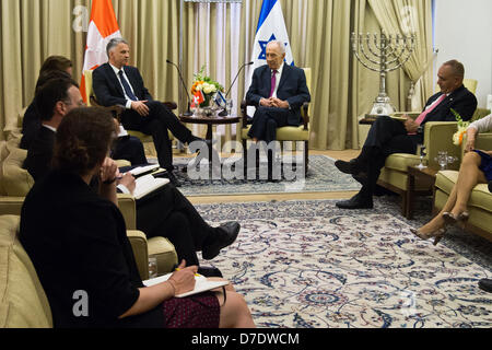 Gerusalemme, Israele. Il 5 maggio, 2013. Il presidente israeliano Shimon Peres (C-R) ospita il Ministro degli Affari esteri della Svizzera e Vice Presidente della Confederazione svizzera, Didier Burkhalter (C-L), per un lavoro diplomatico incontro presso i presidenti di residenza. Gerusalemme, Israele. 5-Maggio-2013. Il Presidente Shimon Peres ospita il Ministro degli Esteri della Svizzera e Vice Presidente della Confederazione svizzera, Didier Burkhalter, per un lavoro diplomatico riunione. I due discutere questioni centrali nella regione e a rafforzare la cooperazione. Foto Stock