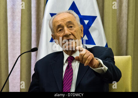 Gerusalemme, Israele. Il 5 maggio, 2013. Il presidente israeliano Shimon Peres si compiace Swiss FM Burkhalter a Israele e fa una dichiarazione sulle questioni centrali nella regione e a rafforzare la cooperazione tra i paesi. Gerusalemme, Israele. 5-Maggio-2013. Il Presidente Shimon Peres ospita il Ministro degli Esteri della Svizzera e Vice Presidente della Confederazione svizzera, Didier Burkhalter, per un lavoro diplomatico riunione. I due discutere questioni centrali nella regione e a rafforzare la cooperazione. Foto Stock