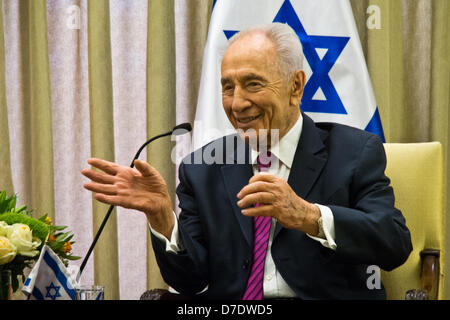 Gerusalemme, Israele. Il 5 maggio, 2013. Il presidente israeliano Shimon Peres si compiace Swiss FM Burkhalter a Israele e fa una dichiarazione sulle questioni centrali nella regione e a rafforzare la cooperazione tra i paesi. Gerusalemme, Israele. 5-Maggio-2013. Il Presidente Shimon Peres ospita il Ministro degli Esteri della Svizzera e Vice Presidente della Confederazione svizzera, Didier Burkhalter, per un lavoro diplomatico riunione. I due discutere questioni centrali nella regione e a rafforzare la cooperazione. Foto Stock