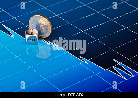 Diagramma di tendenza ribassista con un euro moneta e plinti cubo con la parola vendere. Messa a fuoco selettiva Foto Stock