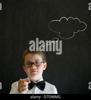 L'istruzione deve pensare boy vestito come uomo d affari con il pensiero di pensare di chalk cloud su sfondo blackboard Foto Stock