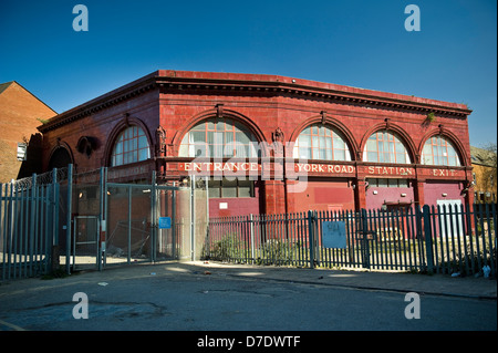 In disuso York Road Piccadilly Line della metropolitana di Londra su York Way, Kings Cross, London, Regno Unito Foto Stock