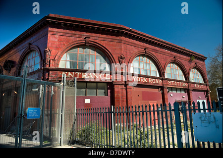 In disuso York Road Piccadilly Line della metropolitana di Londra su York Way, Kings Cross, London, Regno Unito Foto Stock