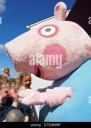 George Pig saluta i bambini a Peppa Pig nel mondo Paultons Park, Hampshire Foto Stock