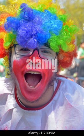 Religiosa ebraica uomo vestito da clown presso il Lag B'Omer parade di Crown Heights, Brooklyn, New York Foto Stock