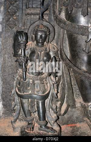 Un capolavoro di scultura Hoysala custodisce l entrata interna del tempio indù a Belur, vicino Hassan in Karnataka, India Foto Stock