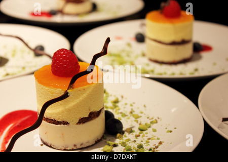 Deliziosa mousse al Mango torta guarnita con fragole e cioccolato Foto Stock