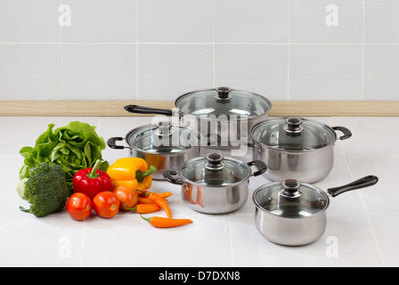 Set di pentole in acciaio inox e il pan con coperchi in vetro Foto Stock