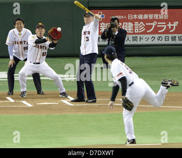 5 maggio 2013 - Tokyo, Giappone - Ex Yomiuri Giants manager Shigeo Nagashima oscilla un bat come corrente giganti manager Tatsunori Hara è di andare a prendere la palla gettata come un cerimoniale di primo passo da ex giganti e New York Yankees outfielder Hideki Matsui, destra, mentre il primo ministro giapponese Shinzo Abe, sinistra, gioca un ruolo di un arbitro prima di giganti' partita contro l'Hiroshima Carp a Tokyo Dome di Tokyo domenica 5 aprile, 2013. Matsui e Nagashima ricevuto il popolo di onore Award da Abe a una cerimonia elaborata prima che il gioco. (Immagine di credito ï½©Yoshikazu Okunishi,, piscina)/Jana premere/ZUM Foto Stock