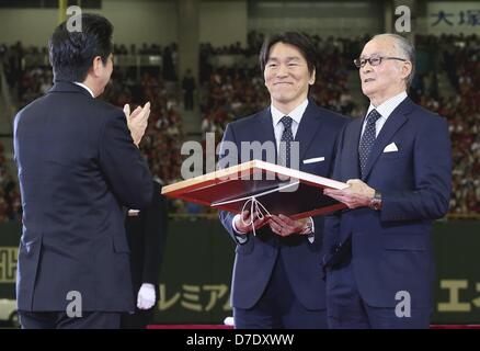 5 maggio 2013 - Tokyo, Giappone - Ex Yomiuri Giants slugger Shigeo Nagashima, destra, accompagnato da ex giganti e New York Yankees outfielder Hideki Matsui, centro detiene il popolo di onore Award presentato dal Primo Ministro Shinzo Abe, sinistra, presso il Tokyo Dome di Tokyo, Domenica, 5 maggio 2013. Matsui e il suo ex manager con i giganti, Nagashima, ha ricevuto il premio che viene donata a coloro che hanno compiuto progressi considerevoli nella loro carriera e sono amati dal pubblico. (Immagine di credito Â©Tsuyoshi Matsumoto, piscina)/Jana premere/ZUMApress.com) (credito Immagine: © Yoshikazu Okunishi/Jana premere Foto Stock