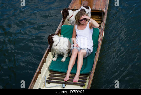 Cambridge, Regno Unito. Il 5 maggio, 2013. Il bel tempo ha visto la gente fuori punting sul fiume a Cambridge e a godersi il sole sulla banca weekend di vacanza. Credito: James Linsell-Clark/Alamy Live News Foto Stock